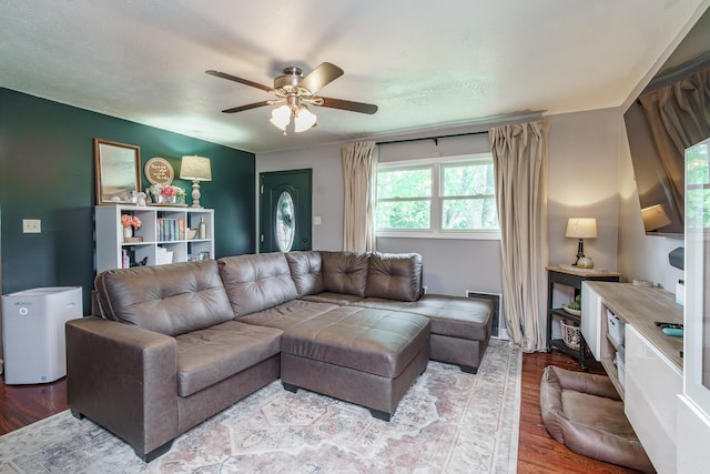 1139 Venetian Way, Lexington, KY 40517 - living area featuring wood finished floors and ceiling fan