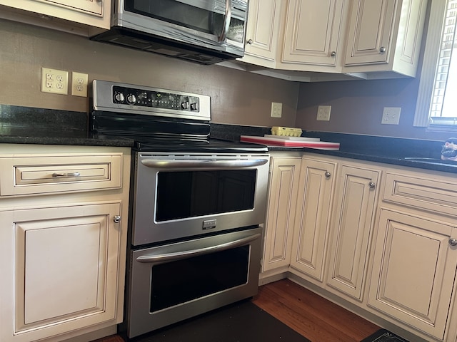 513 Sharp Gap Rd, Barbourville, KY 40906 - kitchen with dark countertops, a sink, stainless steel appliances, and dark wood finished floors