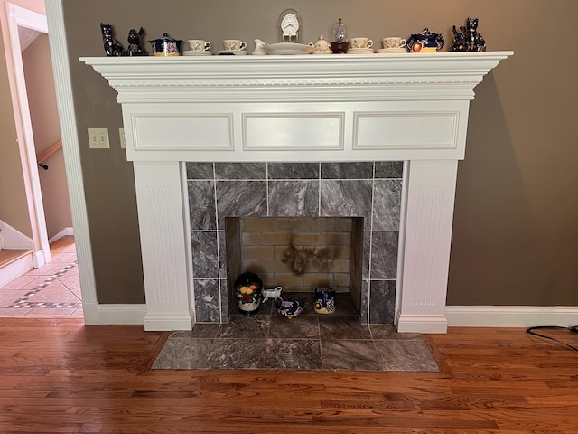 513 Sharp Gap Rd, Barbourville, KY 40906 - interior details featuring a fireplace, wood finished floors, and baseboards