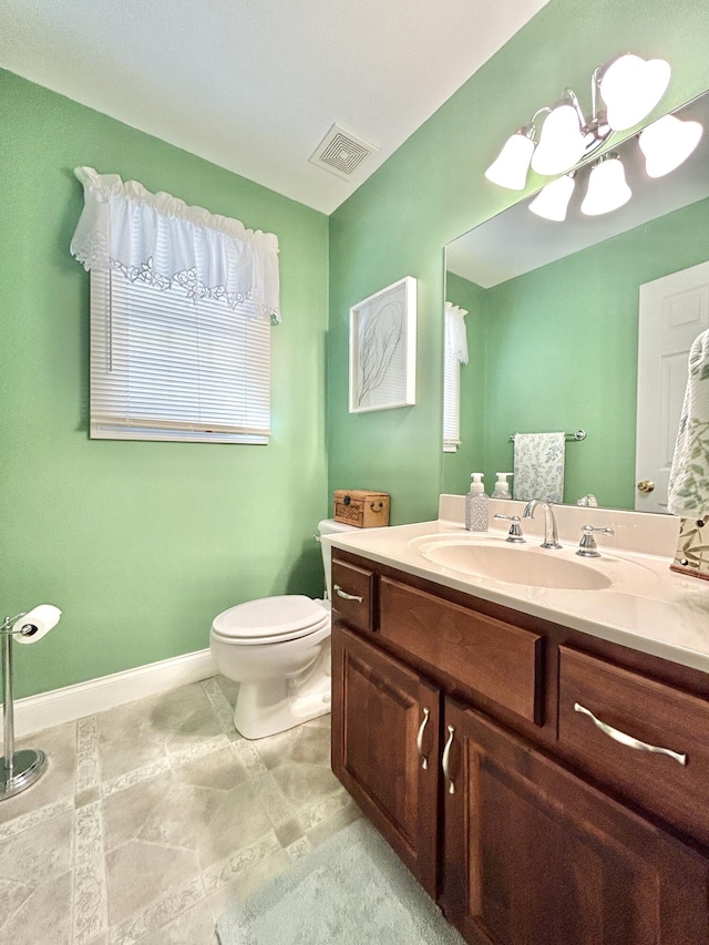 bathroom featuring visible vents, baseboards, an inviting chandelier, toilet, and vanity
