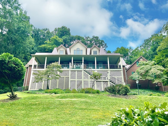 view of front facade with a front yard
