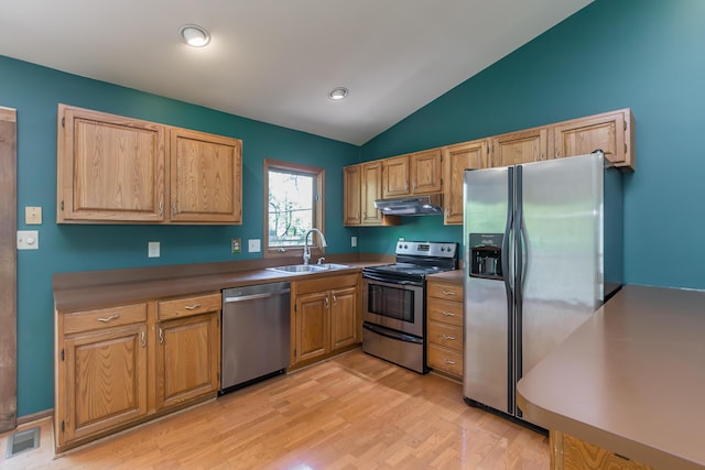 420 Stonehedge Pl, Lexington, KY 40517 - kitchen featuring visible vents, under cabinet range hood, a sink, vaulted ceiling, and stainless steel appliances