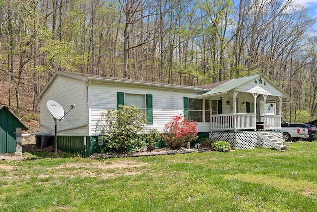view of front of home featuring a porch and a front lawn