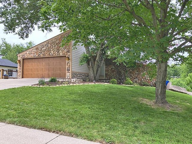 3426 Pepperhill Rd, Lexington, KY 40502 - view of front facade featuring stone siding, a garage, driveway, and a front yard