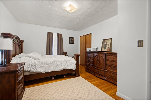 507 Holman Dr, Stanton, KY 40380 - bedroom featuring light wood-style floors and a textured ceiling