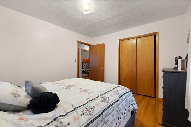 507 Holman Dr, Stanton, KY 40380 - bedroom with a closet, light wood-style floors, and a textured ceiling