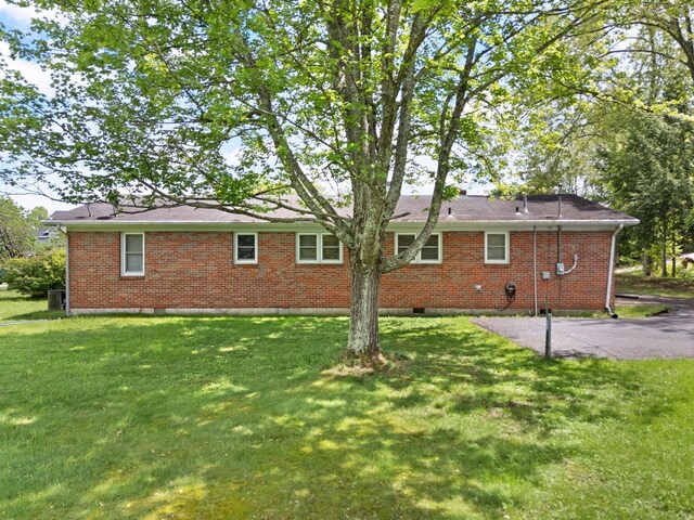 507 Holman Dr, Stanton, KY 40380 - back of property featuring a yard, brick siding, and a patio