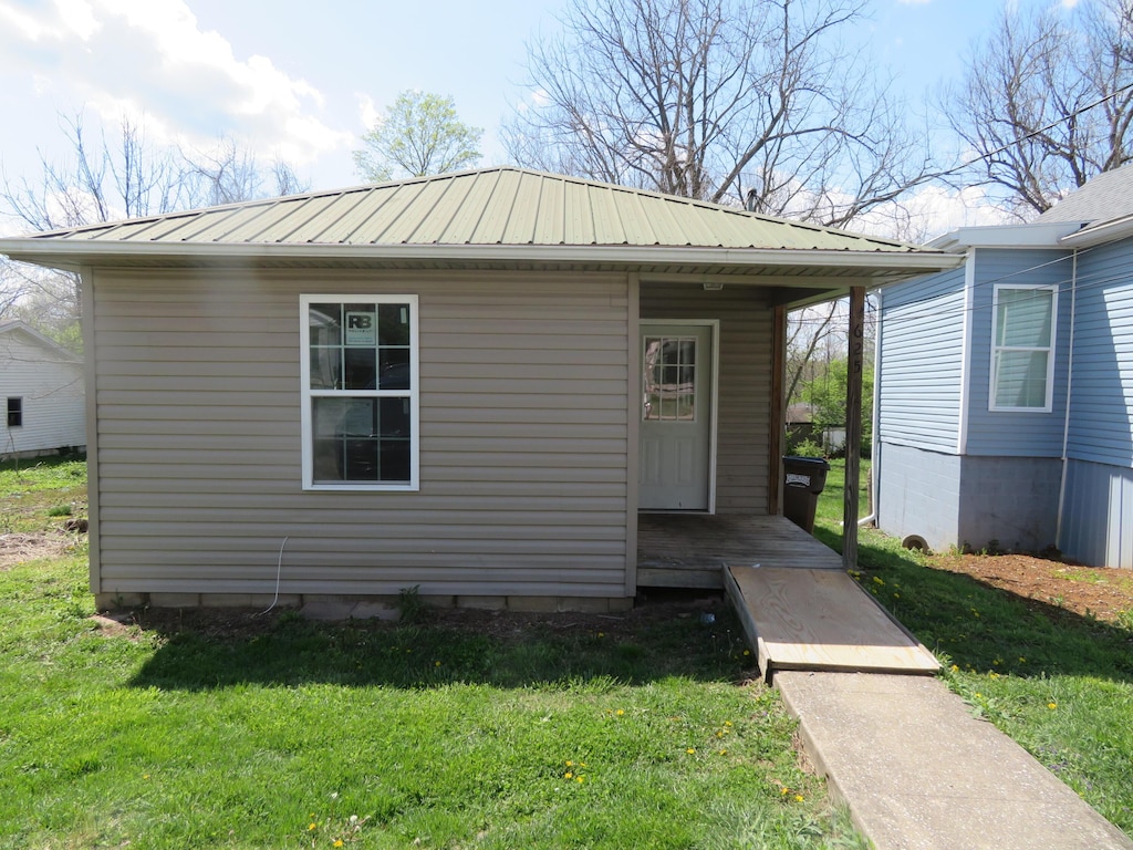 625 Williams St, Paris, KY 40361 - view of front facade featuring metal roof and a front lawn