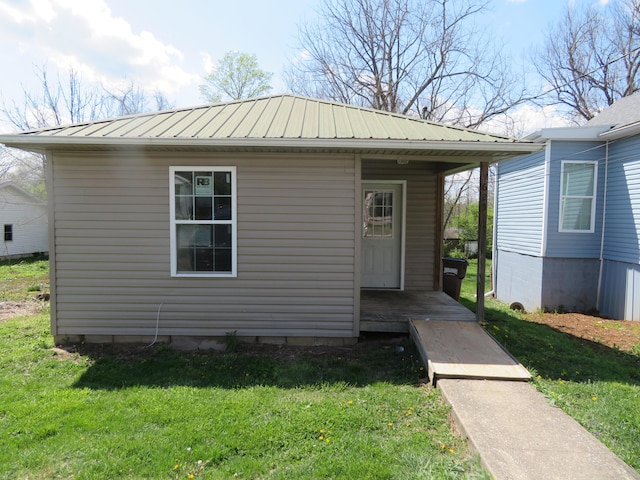 625 Williams St, Paris, KY 40361 - view of front facade featuring metal roof and a front lawn