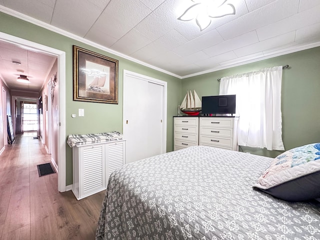 200 Summitt Ave, Somerset, KY 42501 - bedroom featuring dark wood-style floors, ornamental molding, visible vents, and a closet