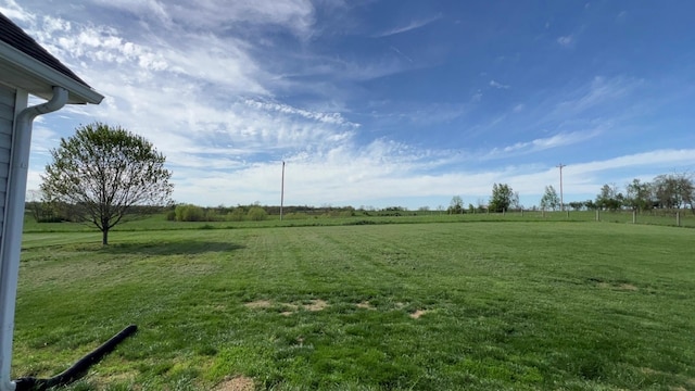 view of yard featuring a rural view