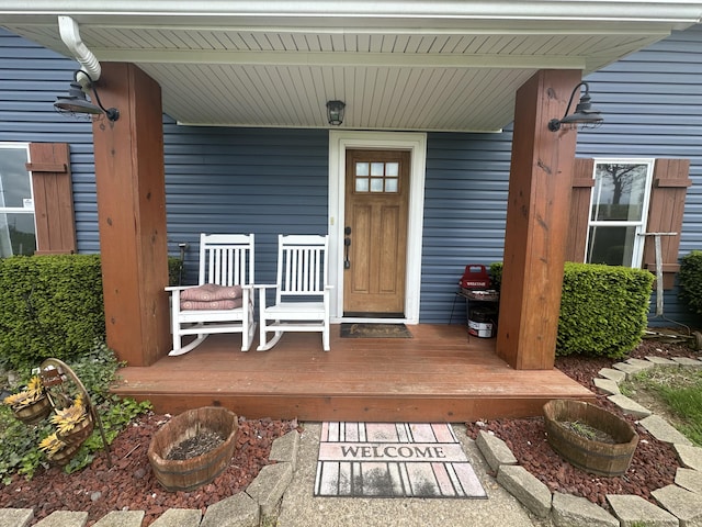 doorway to property with covered porch