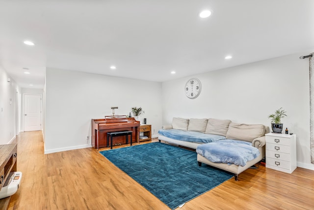 1144 Crenshaw Ln, Nicholasville, KY 40356 - living room featuring recessed lighting, baseboards, and light wood-style floors