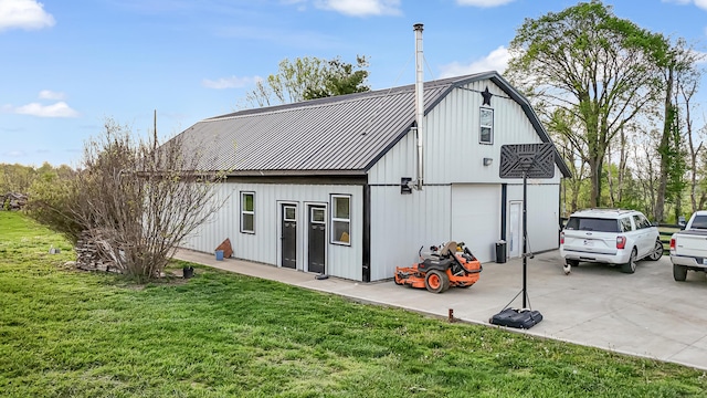 1144 Crenshaw Ln, Nicholasville, KY 40356 - rear view of house featuring a gambrel roof, a yard, an outdoor structure, and a garage