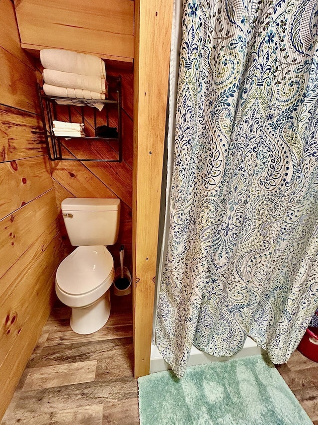 411 Alum Cave Rd, Annville, KY 40402 - full bath featuring wood finished floors, toilet, and curtained shower