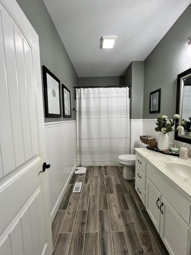 1500 Chardonnay Way, Berea, KY 40403 - full bath with wainscoting, vanity, wood finished floors, and a shower with curtain