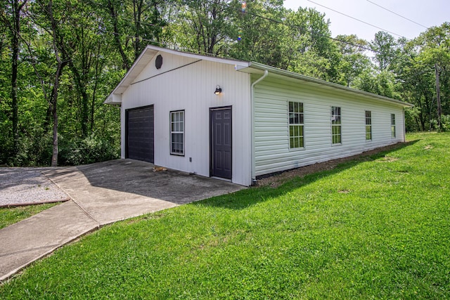 view of outdoor structure featuring an outbuilding