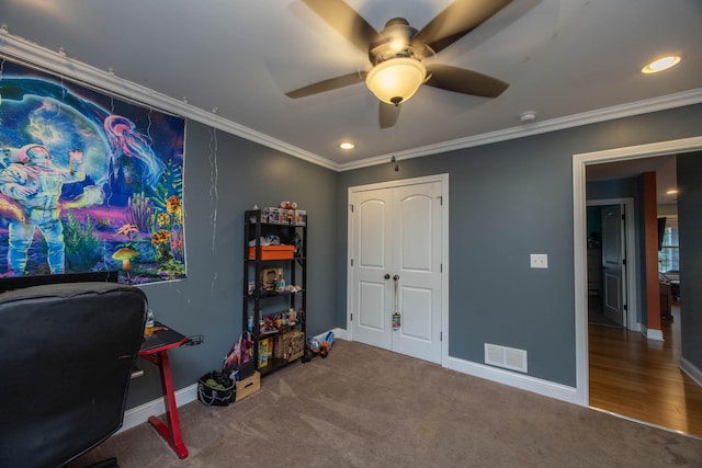 carpeted office space featuring ceiling fan, visible vents, crown molding, baseboards, and recessed lighting