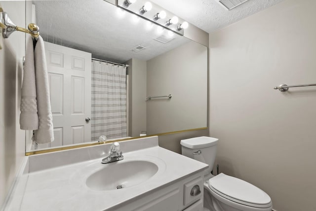 full bath featuring vanity, visible vents, toilet, a textured ceiling, and a shower with curtain