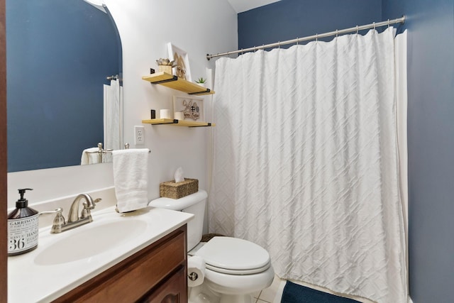 full bathroom featuring vanity, a shower with curtain, and toilet