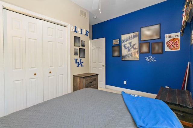 bedroom featuring a ceiling fan, visible vents, and a closet