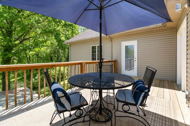 deck with outdoor dining space