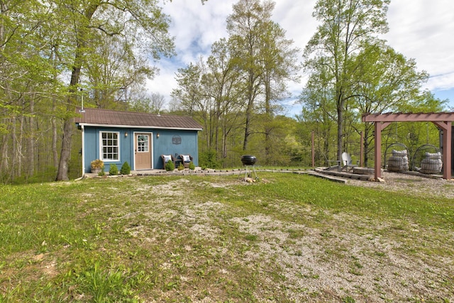 view of yard with an outdoor structure