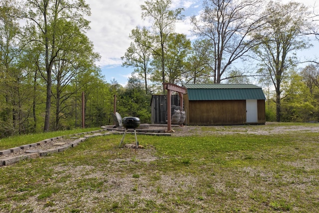 view of yard featuring an outbuilding