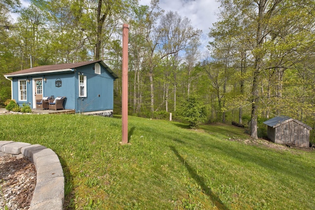 view of yard featuring an outbuilding and a shed