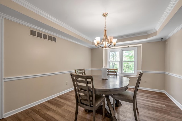 4805 Laurel Creek Cir, Lexington, KY 40515 - dining room with wood finished floors, a raised ceiling, a chandelier, crown molding, and baseboards