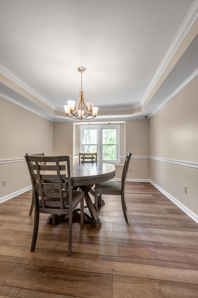 4805 Laurel Creek Cir, Lexington, KY 40515 - dining area featuring hardwood / wood-style flooring, a raised ceiling, ornamental molding, a chandelier, and baseboards