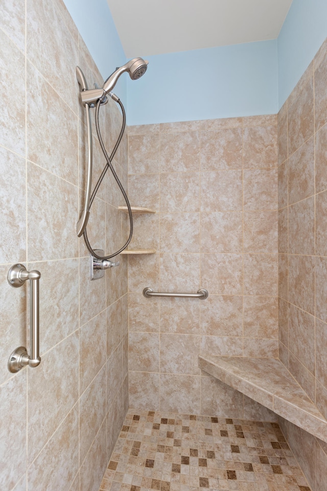 bathroom featuring a tile shower