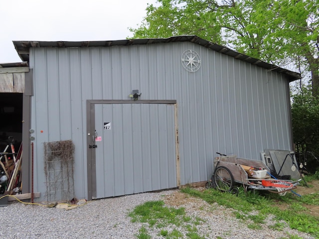 view of outdoor structure with an outbuilding