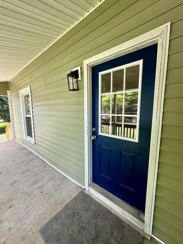 doorway to property with covered porch