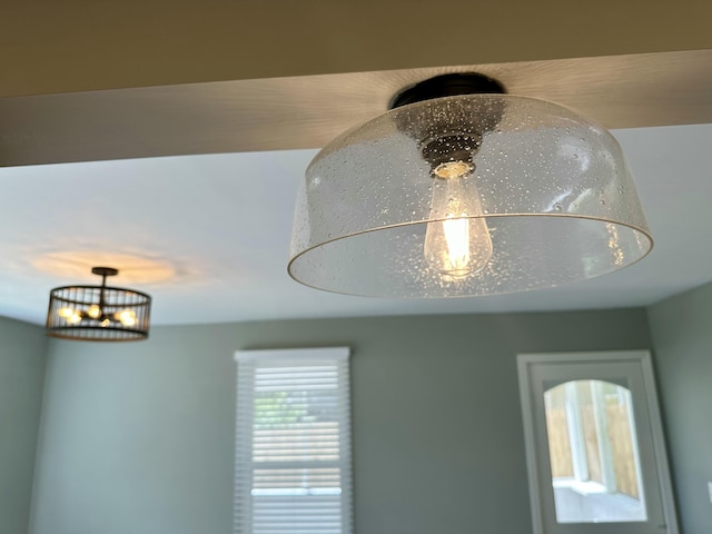 room details featuring an inviting chandelier
