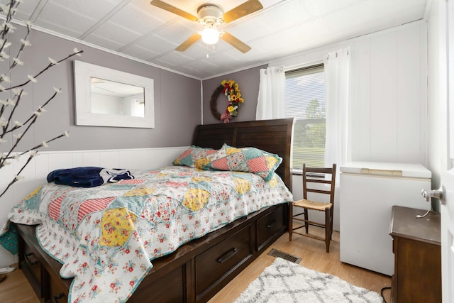 2805 W W Ridge Rd, Eubank, KY 42567 - bedroom with crown molding, a ceiling fan, visible vents, and light wood-style floors