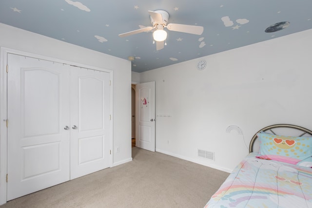 bedroom featuring visible vents, a closet, light carpet, baseboards, and a ceiling fan