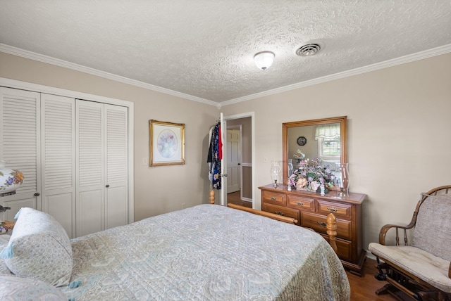 223 Lanetown Rd, Nancy, KY 42544 - bedroom featuring a closet, ornamental molding, visible vents, wood finished floors, and a textured ceiling
