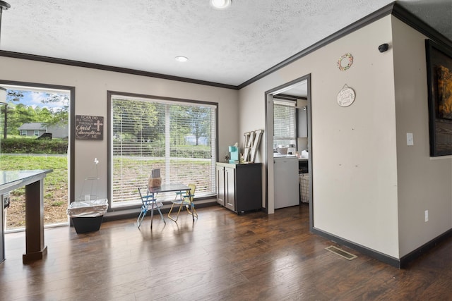 6989 W Laurel Rd, London, KY 40741 - dining area featuring washer / clothes dryer, a textured ceiling, dark wood-style flooring, ornamental molding, and visible vents