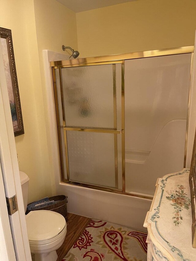 full bath with combined bath / shower with glass door and toilet