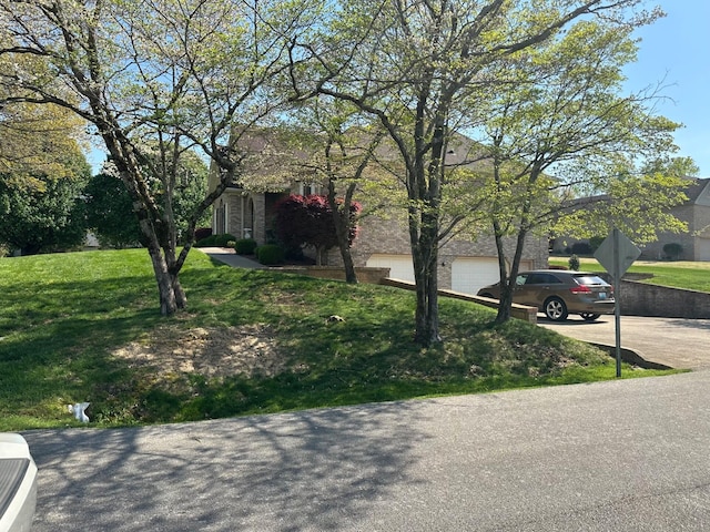 101 Wildwood Dr, Somerset, KY 42503 - exterior space featuring concrete driveway and a front lawn