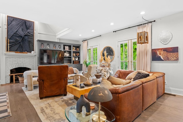 living room featuring recessed lighting, visible vents, wood finished floors, and a fireplace