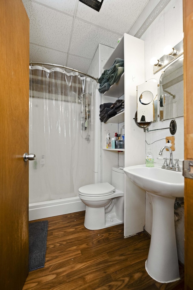 2616 Doylesville Rd, Richmond, KY 40475 - bathroom with a drop ceiling, toilet, curtained shower, and wood finished floors
