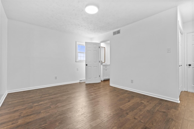 342 Prescott Rd, Paris, KY 40361 - unfurnished room with visible vents, a textured ceiling, dark wood finished floors, and baseboards