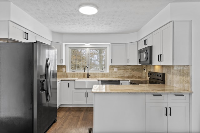 342 Prescott Rd, Paris, KY 40361 - kitchen with a sink, black appliances, a peninsula, and a textured ceiling