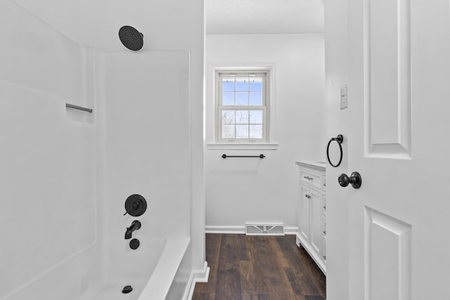 342 Prescott Rd, Paris, KY 40361 - full bath featuring visible vents, shower / bathtub combination, baseboards, and wood finished floors