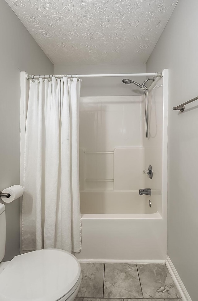 132 Mason Springs Dr, Nicholasville, KY 40356 - bathroom with toilet, shower / tub combo with curtain, and a textured ceiling