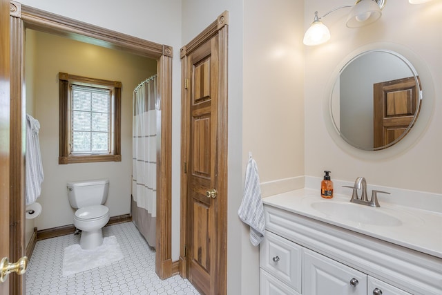 full bathroom featuring vanity, baseboards, a shower with curtain, and toilet