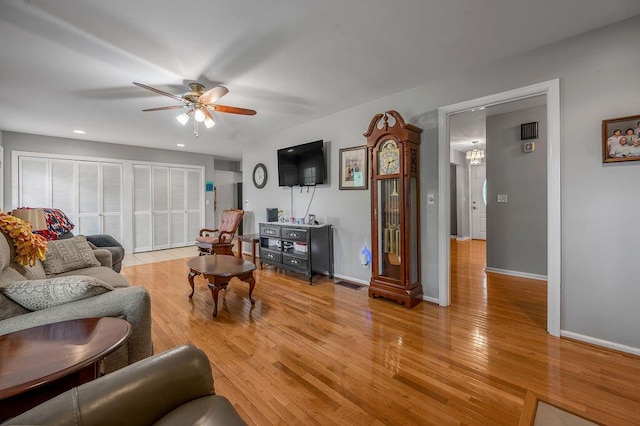 525 Hiawatha Trl, Frankfort, KY 40601 - living area featuring a ceiling fan, light wood-style floors, baseboards, and recessed lighting
