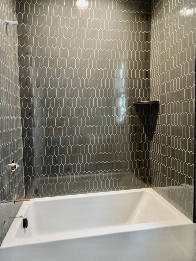 4165 Meadowlark Ln, Lexington, KY 40509 - full bathroom featuring a tile shower